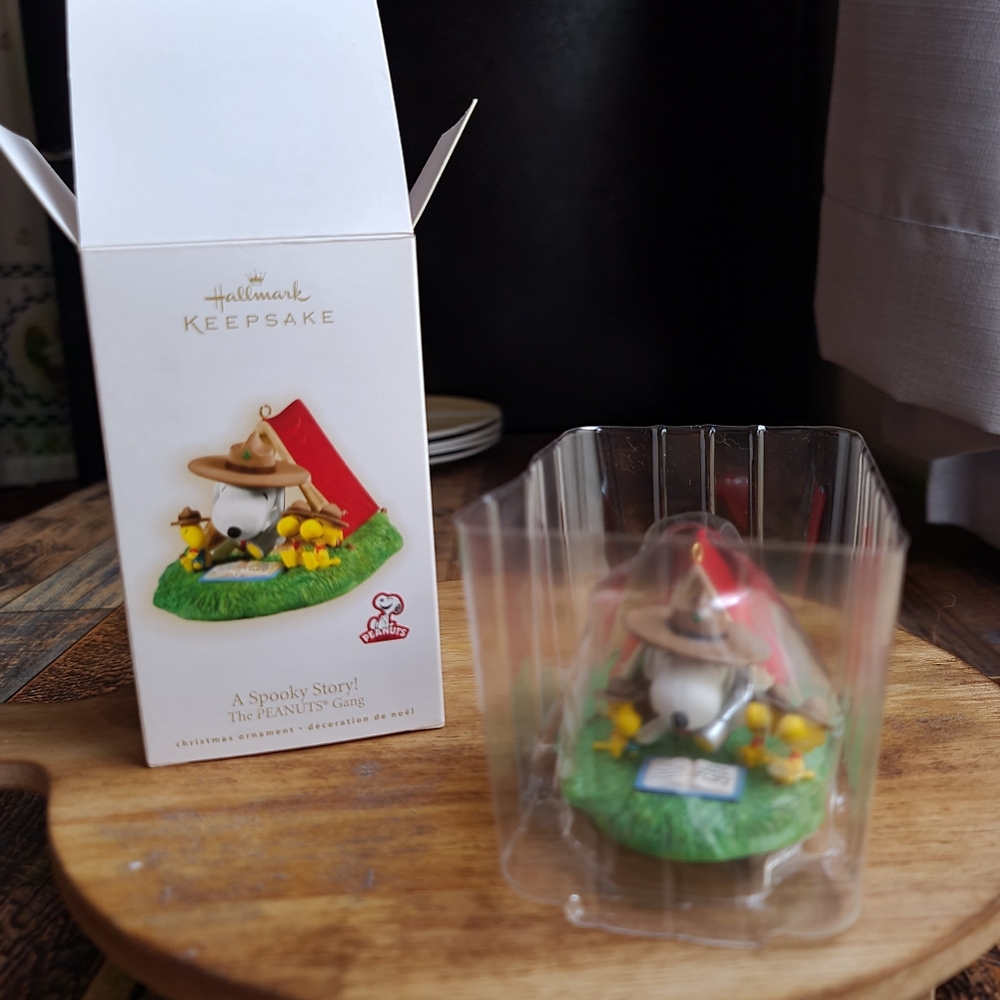Hallmark Ornament A Spooky Story 2009 Peanuts Gang Snoopy + Scouts Camping Tent - Picture 3 of 3